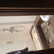 Lubų perdažymas,  plytelių sudėjimas iki lubų, dušo kabinos sumažinimas