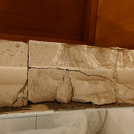 Platinant durų angą suskilo vienas iš sienos blokelių