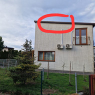 Reikalinga paslauga - pritvirtinti tinklelį po stogo išnaša
