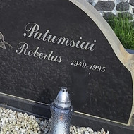 Raidžių ir portretų kalimas ant paminklo