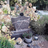 Raidžių ir portretų kalimas ant paminklo