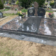 Sumontuoti plytas aplink trinkeles kapinėse