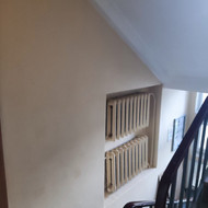 Reikia tvarkingai išdažyti aliejiniais dažais laiptinės sienas