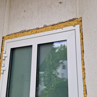 Durų ir dalies fasado apdaila, apvadų tinkavimas.