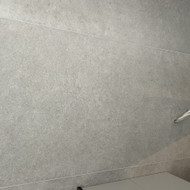Reikia perklijuotį plytelę (120x60) su nauja laido vieta arba išpjauti vietą rozete