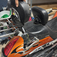 Metalo tvirtinimai motociklo dėžėms ir atlošui