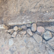 Sutvarkyti įvažiavimą, suleisti buvusius akmens bortelius