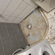 Reikia išbetonuot nauja dušo trapą ir užklot plytele