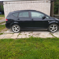 Aikštelė automobiliui ir takelis