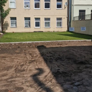 Suleisti bortelius ir keliuko akmenis. Parkingo aikštelę iškloti dolomito skalda
