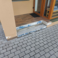 Iškloti plytelėmis laiptus ir aptvarkyti aptrupėjusią sieną