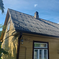 Nutrupėjo plytų kaminas ant medinio namo