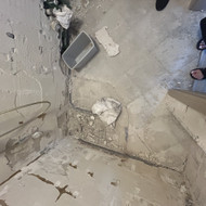 Išdaužyti grindis iki perdangos ir nuimti (isdauzyti siena) ir montuojama WC