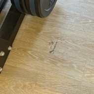 Reikia patvarkyti sporto klubo pvc grindys, yra padauzytu