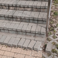 Laiptų klibančių trinkelių perklijavimas