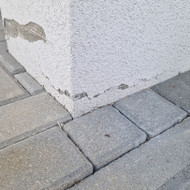 Reikėtų pataisyti fasadą aplink koloną