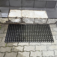 Reikia išklijuoti plyteles