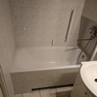 Pašalinti vonią, išklijuoti plytelėmis