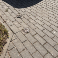 Reikia išlyginti įdubusias trinkeles Kunigiškėse (Palanga)