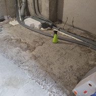 Reikia isbetonuoti buto vonios grindis (apie 3.5kv), gylis apie 8cm.