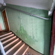 Reikia sutvarkyti dekorą laiptinėje po užpylimo