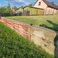 Reikia nugriauti betoninę sienelę ir išvežti šiukšles