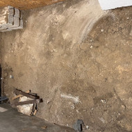 Reikia betonuoti grindis ir pakloti grindų plytelės sodo namelio priestate