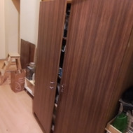 Reikia iškrsustyti ir pernešti spintą iš antro aukšto į garažą