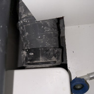 Santechnikas vandens siurbliuko išmontavimui valymui