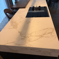 Reikalinga pagaminti stalviršio „kepurę“ (Dekton tipo) + pritvirtinti klijuoto ąžuolo stalviršį