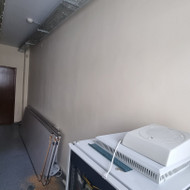 Reikia paglaistyti įtrūkimą ~2m2 ir padažyti ~20m2 sienų ir ~20m2 lubų