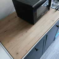 Baldinniko kuris pakabintu virtuves spinteles. Ir ispjautu stalvirsi kriauklei