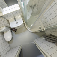 Dušo kabinų problemos, bėga iš po dušo padėklų