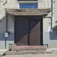 Reikia sutvarkyti daugiabučio laiptinės stogelį