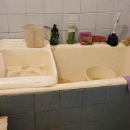 Reikia išklijuoti plyteles