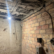 Reikia išgręžti 45 mm diametro skylę pamate, kurio storis apie 50 cm, gelžbetonis