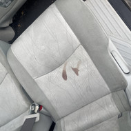 Taškinis kraujo dėmės valymas nuo šviesios tekstilės sėdynės Prius+