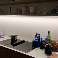 Plytelių klijavimas virš virtuvės darbastalio