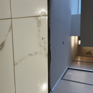 Reikia nupjauti vonios plyteles aplink durų staktą