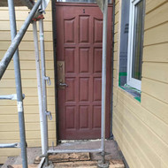 Lauko durų dažymas vietoje