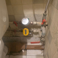 Daugiabučio bute reikia prijungti pakabinamą klozetą ir dušo kabiną