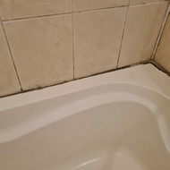 Ieškau meistro, kuris galėtų išimti senas plyteles po vonia ir sudėti naujas