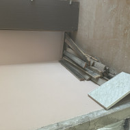 Skubiai Šiandien: Medienos ( išrinktos baldų plokštės, išardytos durų staktų)išnešimas ir išmetimas