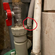 Pradėjo bėgti vanduo iš vieno vamzdžio