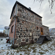 Išgriauti namo stogą, sienas ir perdangos plokštes