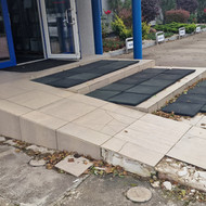 Reikia išklijuoti plyteles