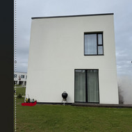 Pakabinti kalėdines lemputes namui