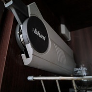 Suregulioti furnitura blum virtuveje