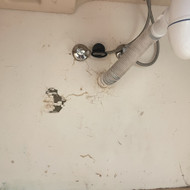 Eikalingas vamzdžio keitimas/užsandarinimas ir sienos sutvarkymas