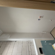 Naujame name ant pruoštų dviejų sienų reikia išklijuota tapetus su raštu